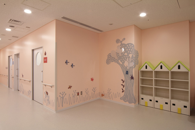 福岡大学病院新診療棟 小児医療センター / ひびのこづえ / 外来待合