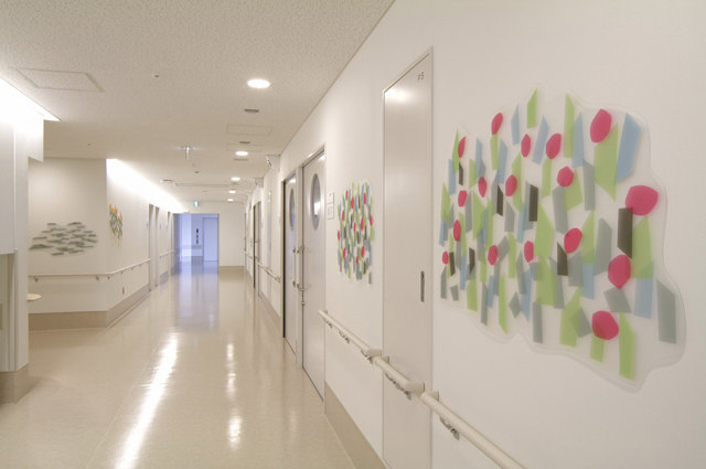 福岡大学病院新診療棟 小児医療センター / ひびのこづえ /病棟廊下