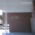 畿央大学 /藤本由起夫　“smile” / 記念ホール外壁